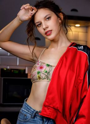 Дерзкая девица раскрыла голую промежность на стуле