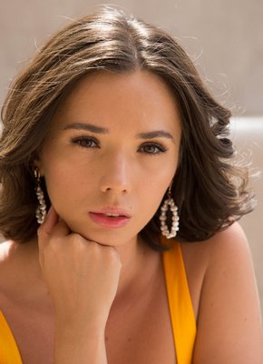 Грудастая телка раскрыла рогатку перед камерой