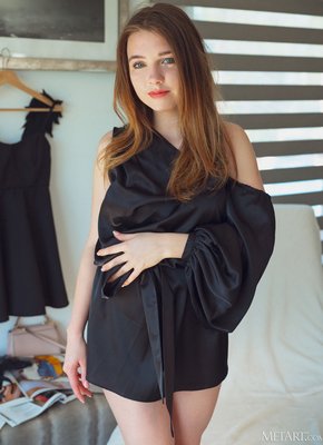 Скромная детка засветила розовую киску