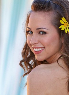 Похотливая телка играется с резиновым дилдо