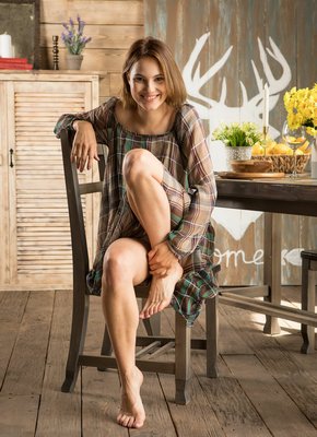 Девица без трусиков светит бритой писей на камеру