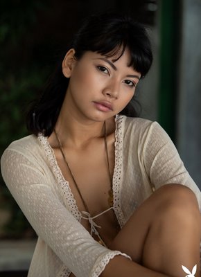 Худенькая азиатка в трусиках на лестнице