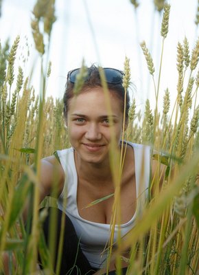 Молодая девка в рваных джинсах