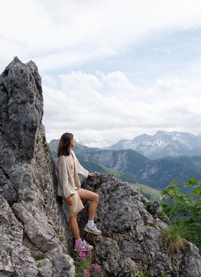 Очкастая девица с маленькими сиськами