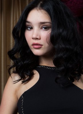 Брюнетка в платье с бритой писькой