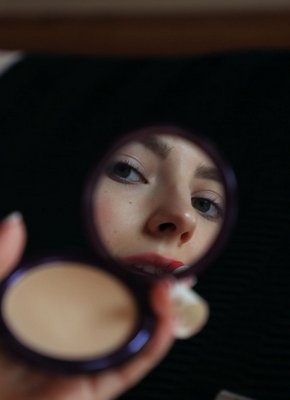 Молодая девушка с красивыми натуральными сиськами