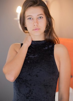 Красотка оголила сексуальное тело в постели сняв боди