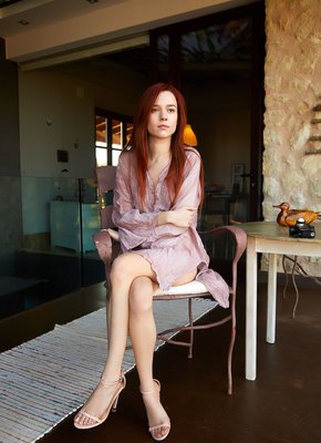 Тощая рыжуха с маленькой костлявой задницей