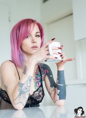 Горячая сучка с розовыми волосами