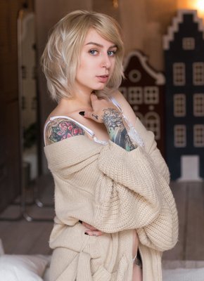 Девка с татуировками в белом нижнем белье