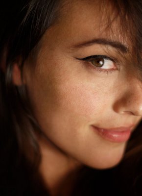 Шатенка с круглой попкой и в чулках на кровати