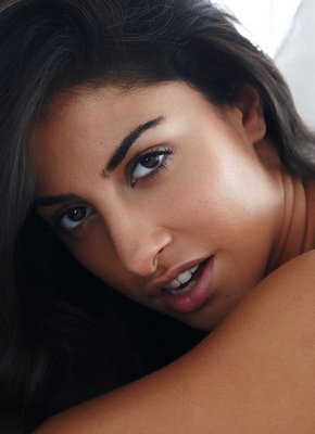 Девушка без одежды оттопыривает задницу на кровати