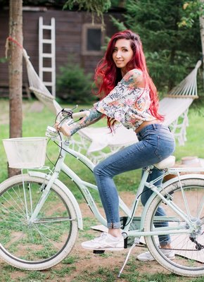 Девушка с татуировками сняла джинсы