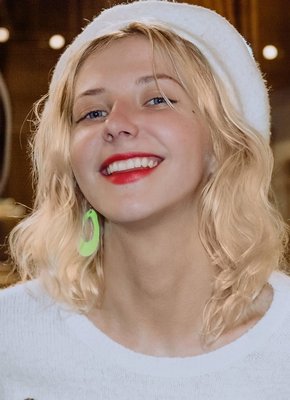 Русская потаскушка сняла трусы за деньги