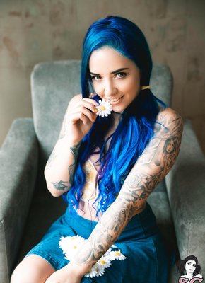 Неформалка с синими волосами в неглиже