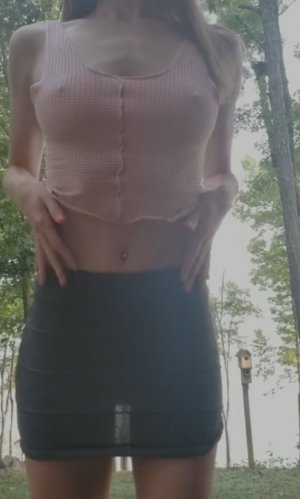Волнительная девка обнажает свою грудь и киску прямо в публичном месте