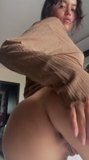 Игривая тёлочка в кофточке бесподобно вертит своими голенькими булками