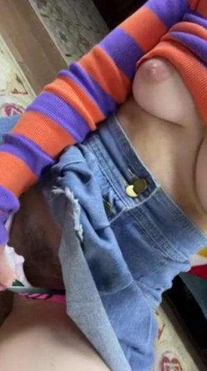 Молодая сучка приспустила трусики, чтобы похвастаться своей волосатой пиздой