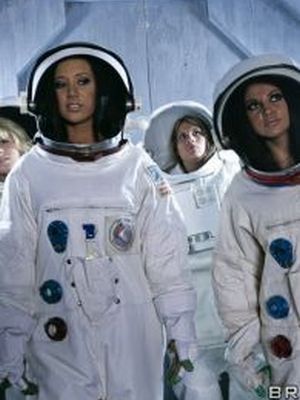 Космонавтки захватили аборигена и утолили свой секс голод